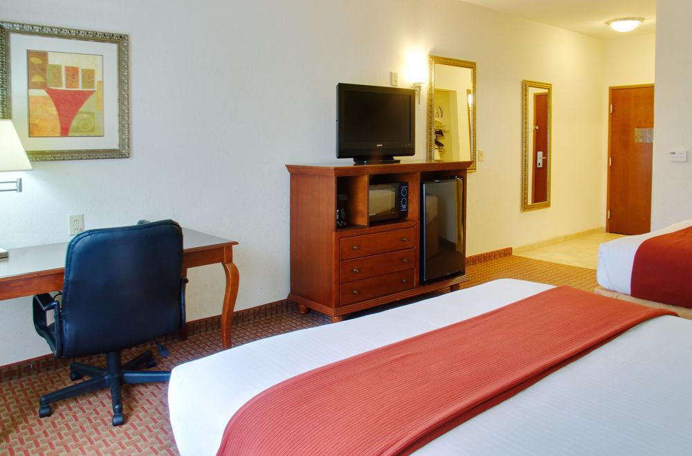 Holiday Inn Express Hotel & Suites Center By Ihg Exterior photo