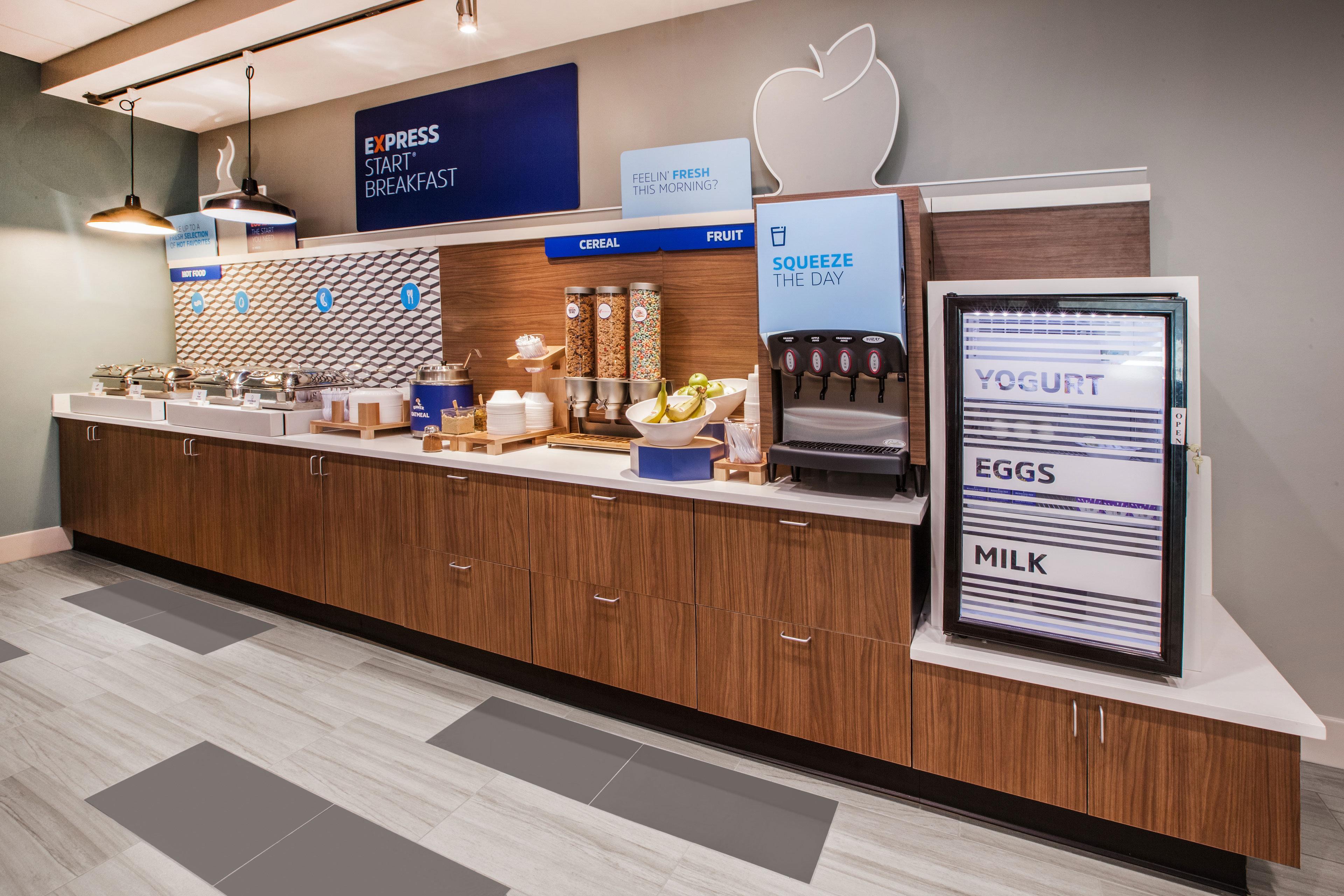 Holiday Inn Express Hotel & Suites Center By Ihg Exterior photo