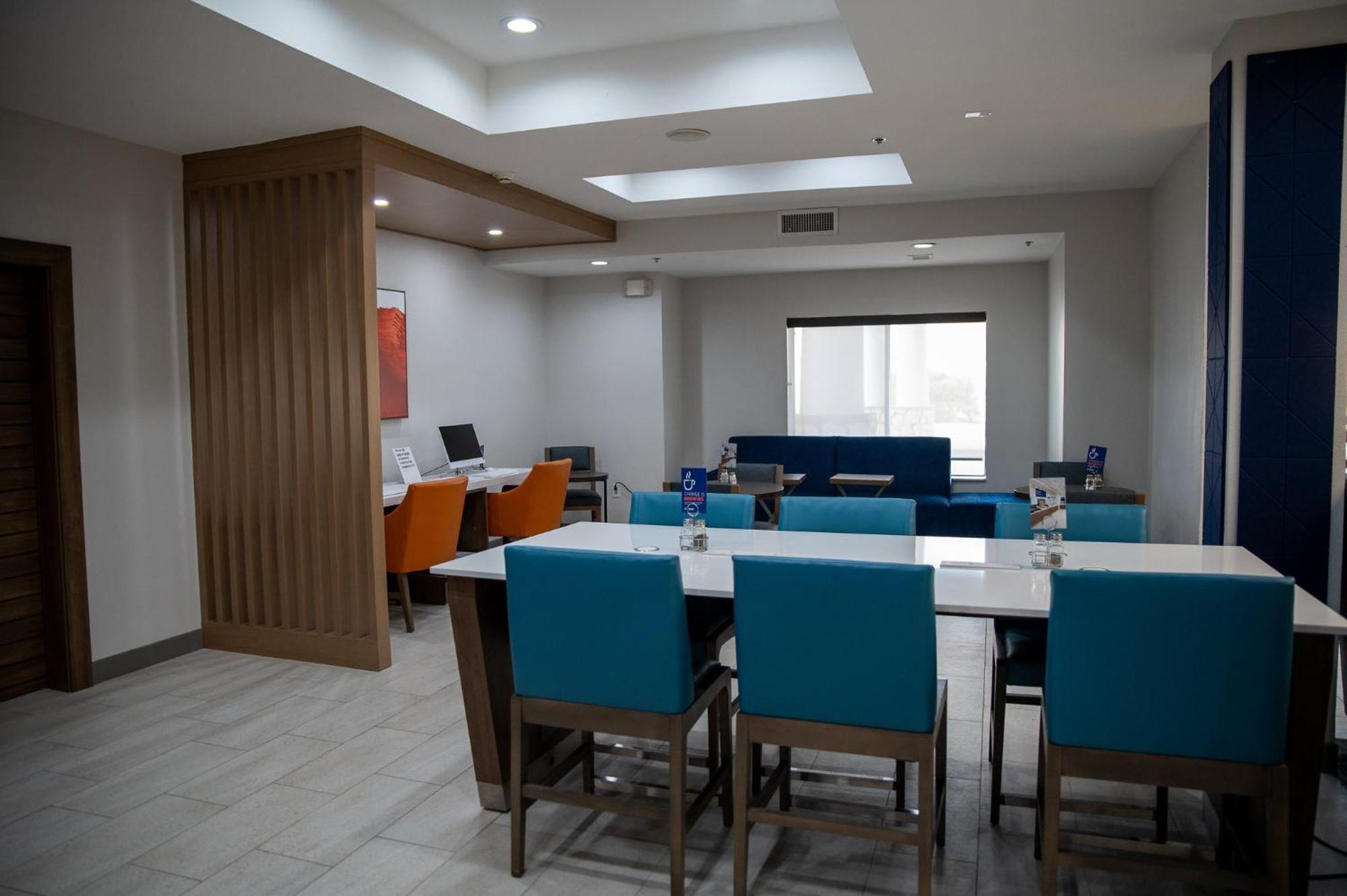 Holiday Inn Express Hotel & Suites Center By Ihg Exterior photo