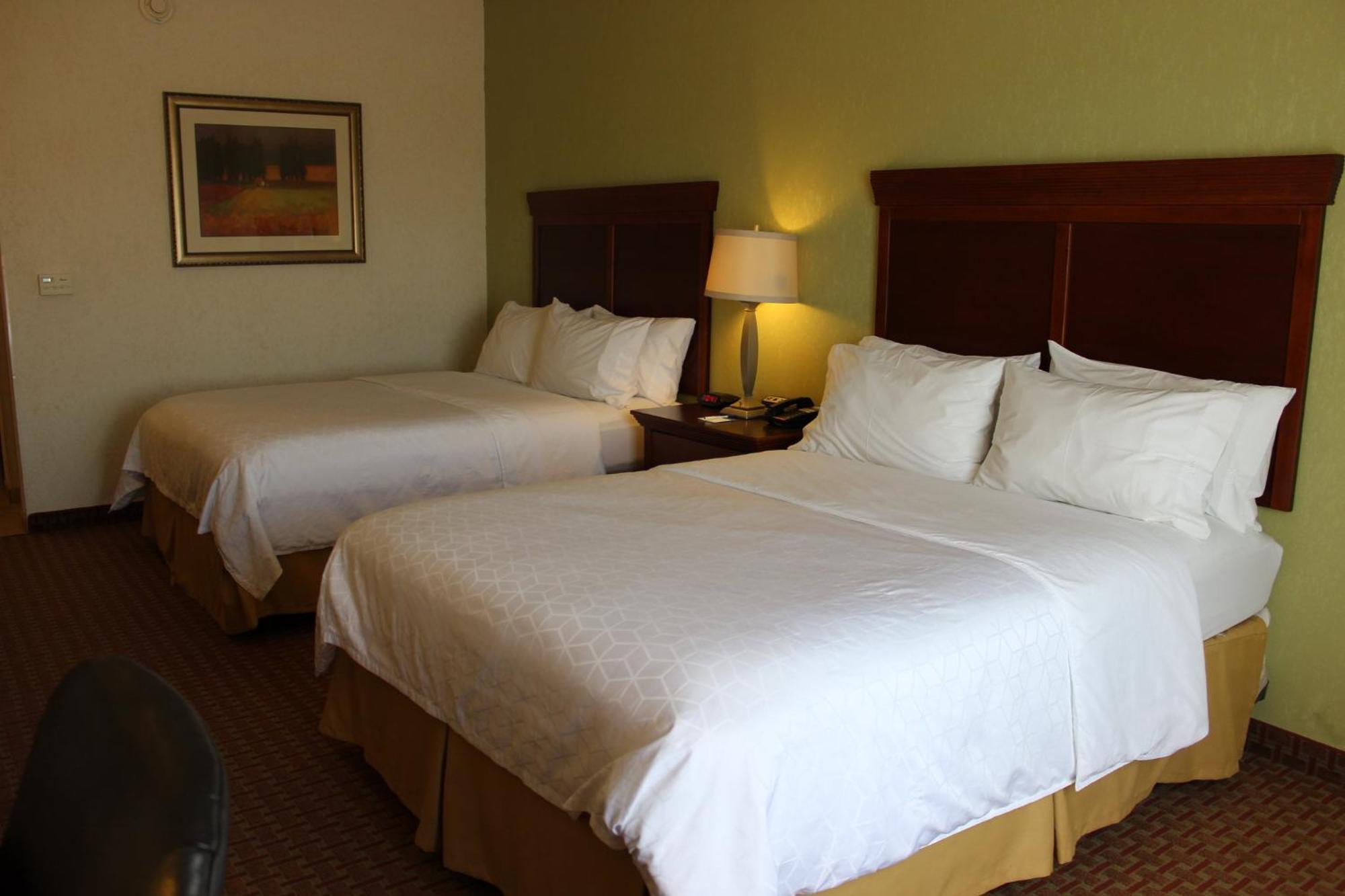 Holiday Inn Express Hotel & Suites Center By Ihg Exterior photo