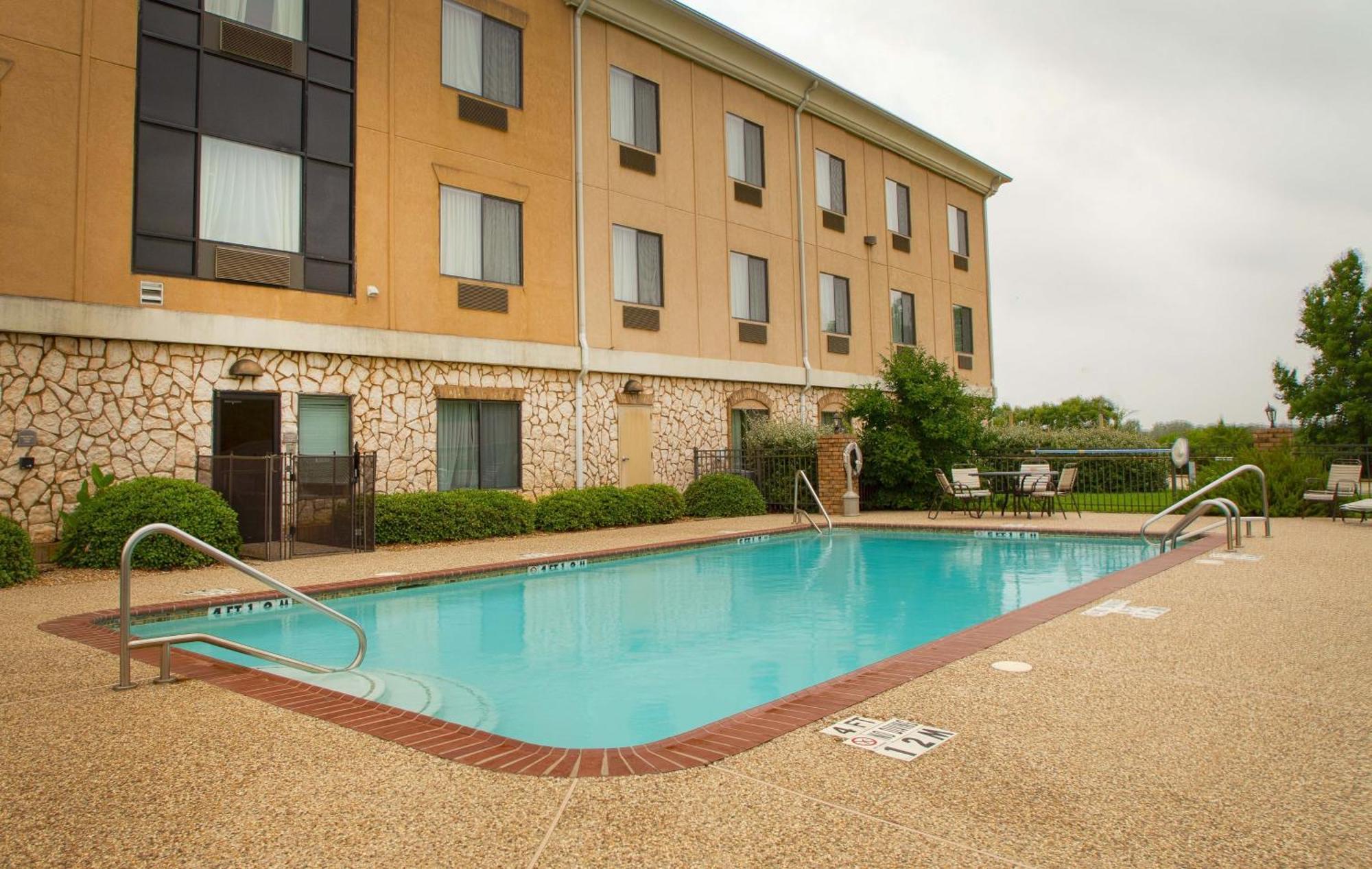 Holiday Inn Express Hotel & Suites Center By Ihg Exterior photo