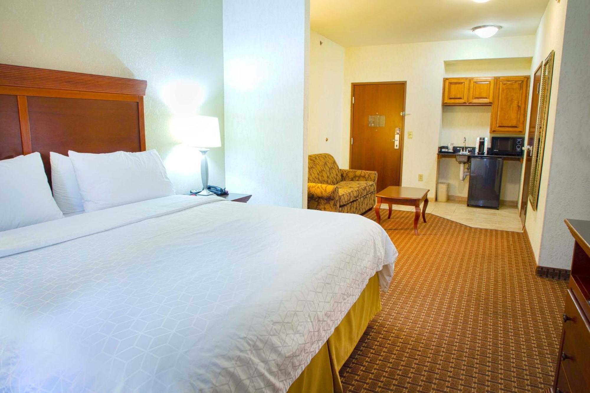 Holiday Inn Express Hotel & Suites Center By Ihg Exterior photo