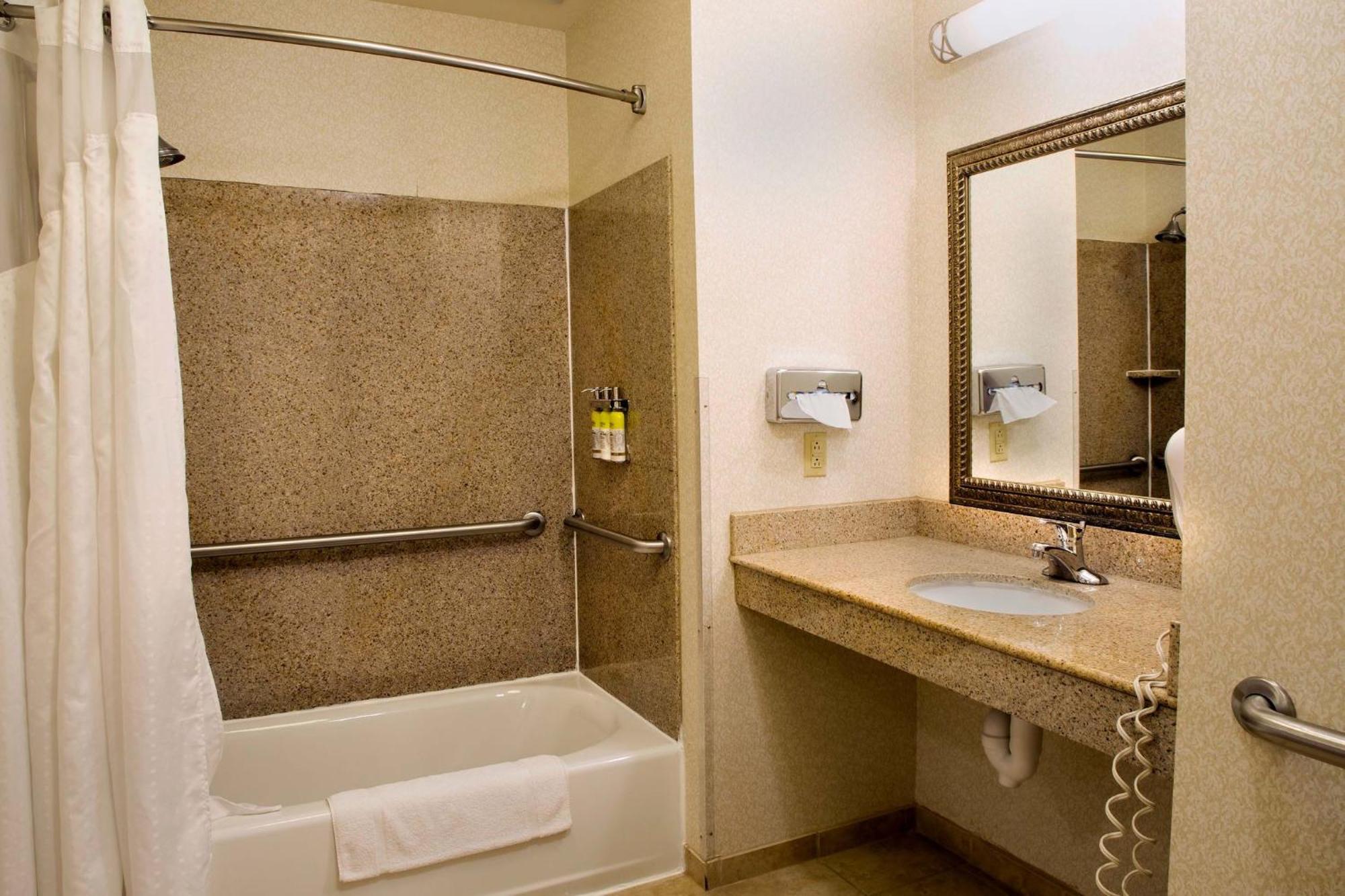 Holiday Inn Express Hotel & Suites Center By Ihg Exterior photo