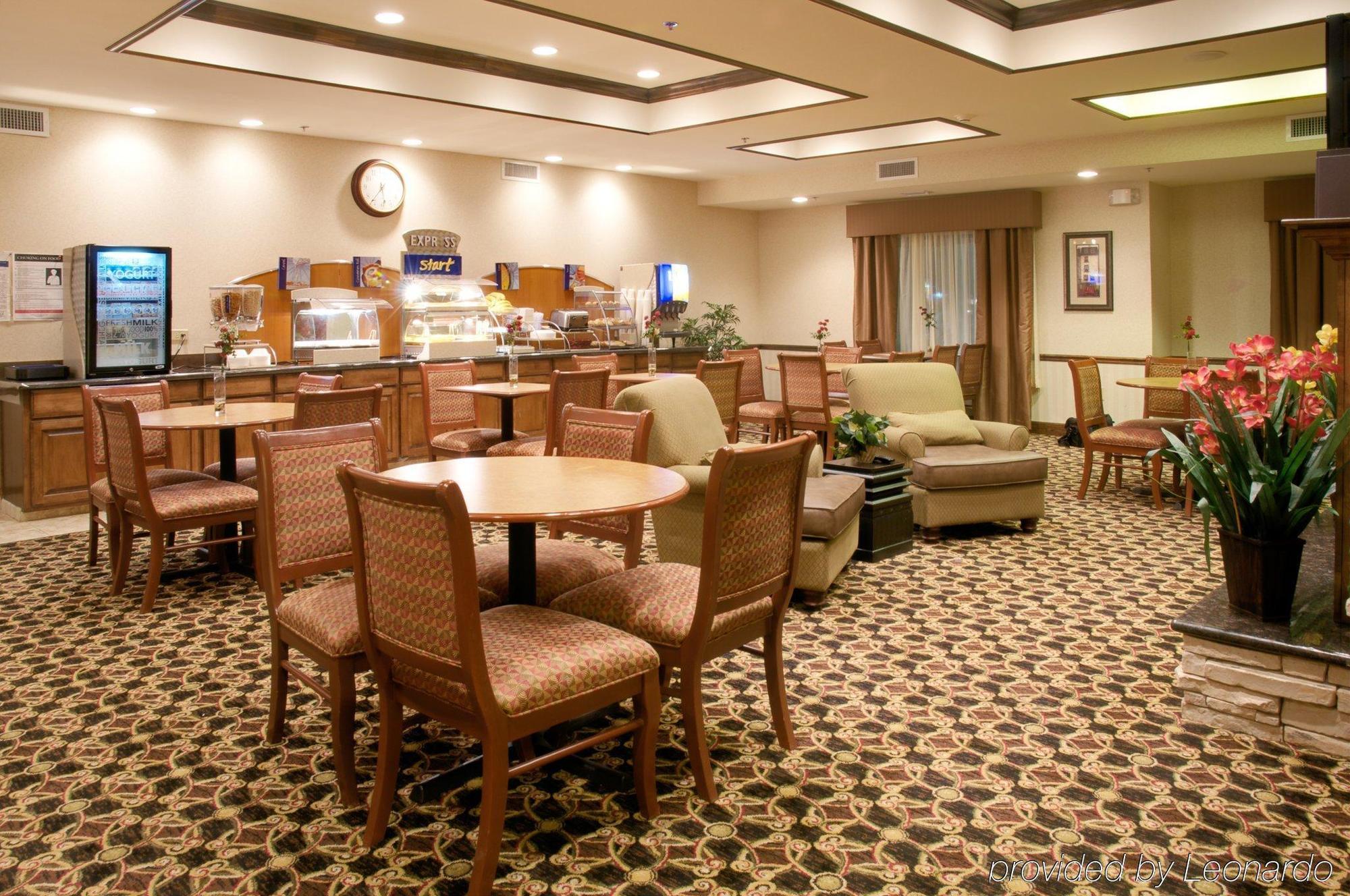 Holiday Inn Express Hotel & Suites Center By Ihg Exterior photo