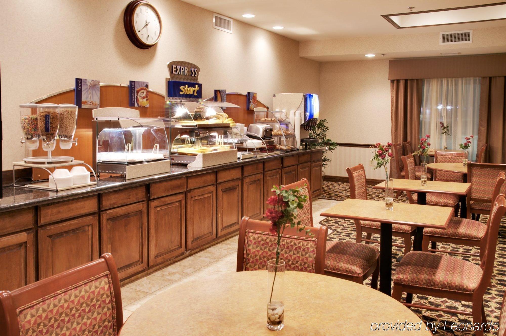 Holiday Inn Express Hotel & Suites Center By Ihg Exterior photo