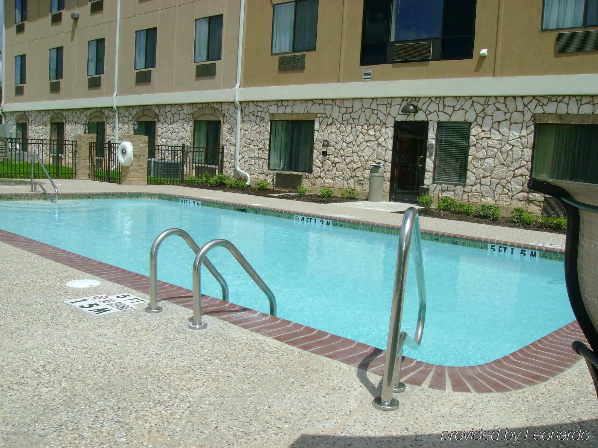 Holiday Inn Express Hotel & Suites Center By Ihg Exterior photo